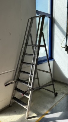 1 Alu-Klappleiter, 7-sprossig, fahrbar